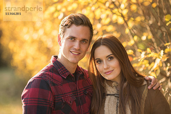 Porträt eines jungen Paares in ländlicher Umgebung