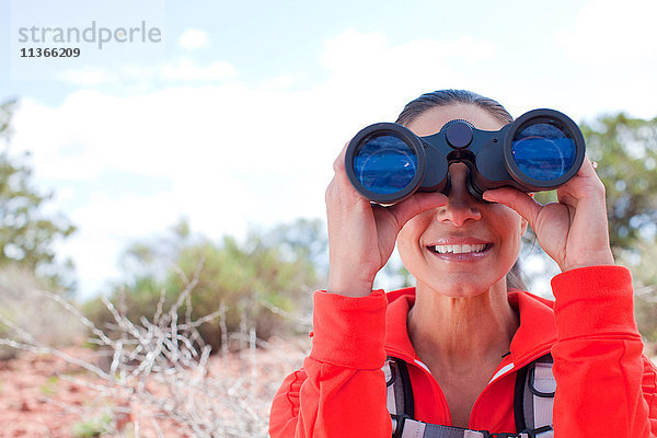 Porträt einer reifen Frau  die durch ein Fernglas schaut  Sedona  Arizona  USA