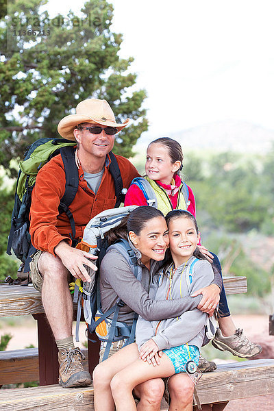 Porträt eines Wanderpaares und zweier Töchter  Sedona  Arizona  USA