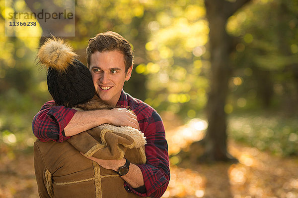 Junges Paar im Wald  sich umarmend