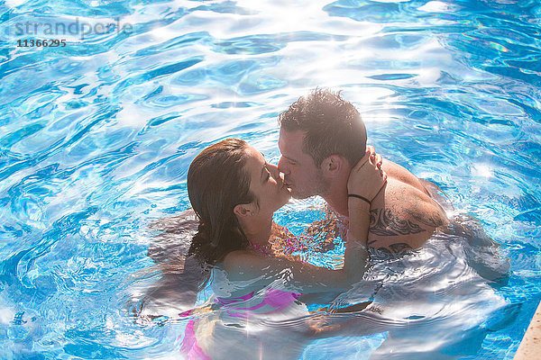 Paar im Schwimmbad beim Küssen