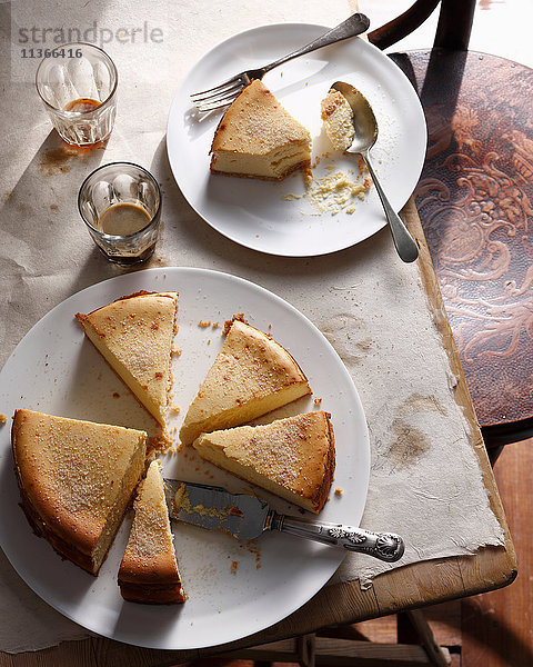 Bistro-Dessert mit in Scheiben geschnittenem New Yorker Käsekuchen auf dem Tisch