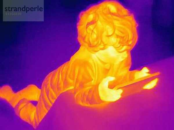 Wärmebild des männlichen Kleinkindes beim Betrachten des digitalen Tabletts