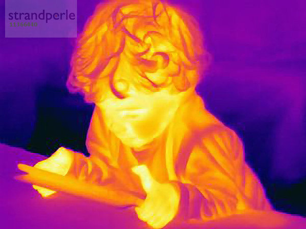 Wärmebild eines männlichen Kleinkindes mit Hilfe eines digitalen Tabletts