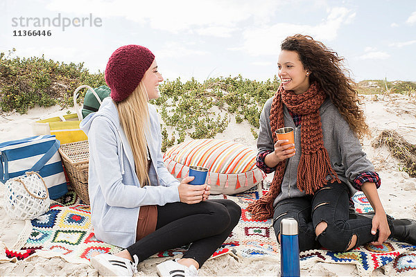Zwei junge Frauen unterhalten sich beim Strandpicknick  Western Cape  Südafrika