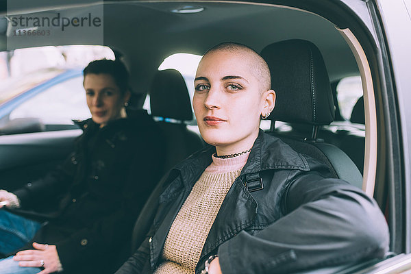 Porträt eines jungen lesbischen Paares im Auto sitzend