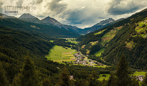 Landschaftsansicht von Bergen und Dorf im Vinschgau  Südtirol  Italien