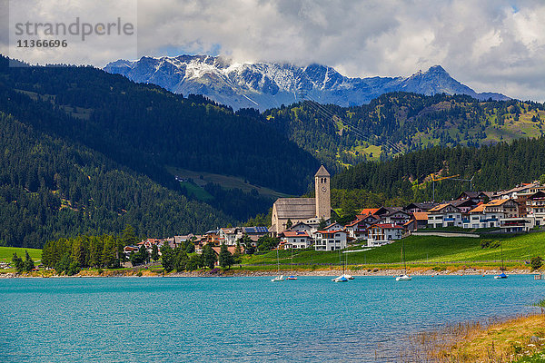 Landschaftsansicht von See und Dorf im Vinschgau  Südtirol  Italien