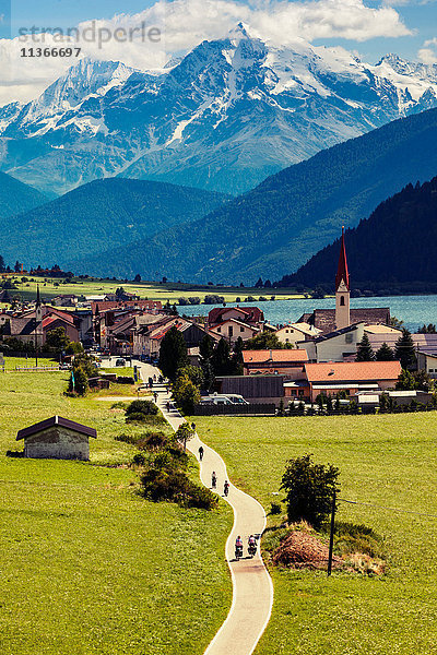 Landschaftsansicht eines Dorfes und schneebedeckter Berge im Vinschgau  Südtirol  Italien