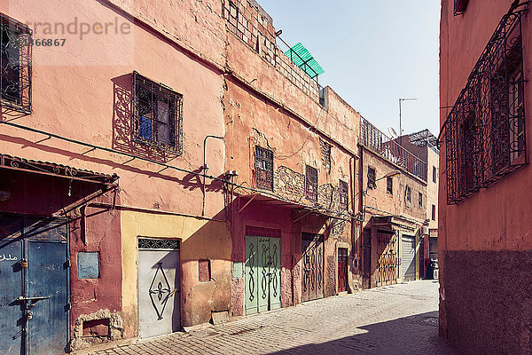 Kopfsteinpflasterstraße und traditionelle Gebäude  Marrakesch  Marokko