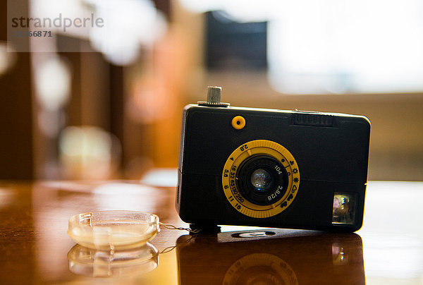 Oldtimer-Kamera auf Tisch