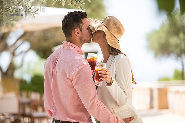 Ein Paar küsst sich bei der Ankunft im Boutique-Hotel  Mallorca  Spanien