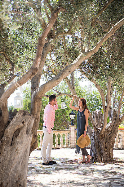 Ehepaar zwischen Olivenbäumen im Garten eines Boutique-Hotels  Mallorca  Spanien