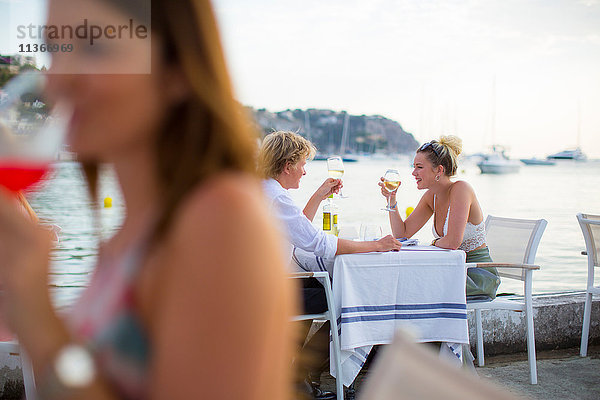 Hintergrundansicht eines jungen Paares in einem Restaurant am Wasser  Mallorca  Spanien