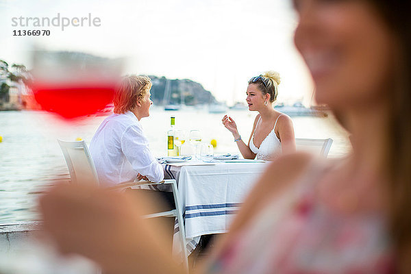 Hintergrundansicht eines jungen Paares in einem Restaurant am Wasser  Mallorca  Spanien