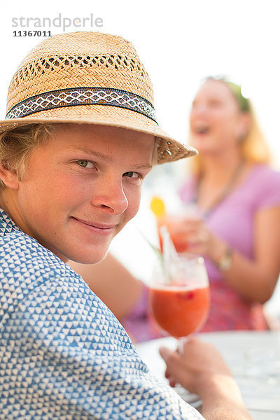 Porträt eines jungen Mannes mit Wein im Hafenrestaurant  Mallorca  Spanien