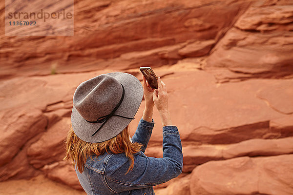 Frau beim Fotografieren mit einem Smartphone  Page  Arizona  USA