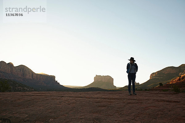 Frau steht in der Wüste und schaut auf Aussicht  Sedona  Arizona  USA