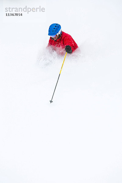 Skifahrer  Skiabfahrt  Niedrigwinkelansicht