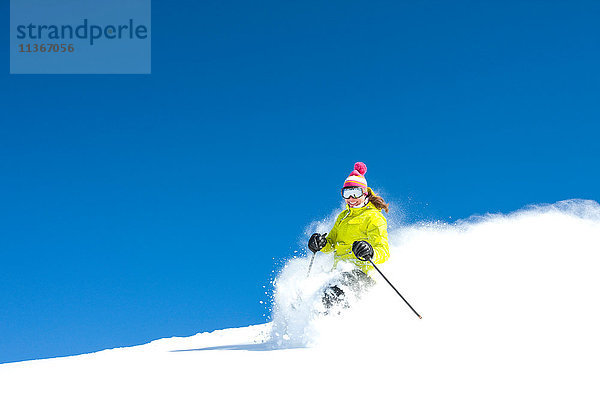 Skifahrer  Skiabfahrt  Niedrigwinkelansicht