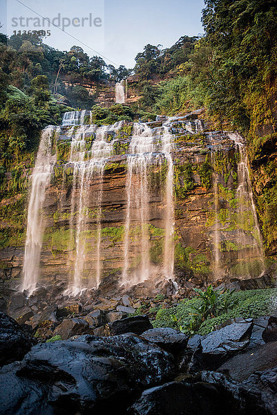 Wasserfall neben dem Basislager  Ban Nongluang National Park  Provinz Champassak  Paksong  Laos
