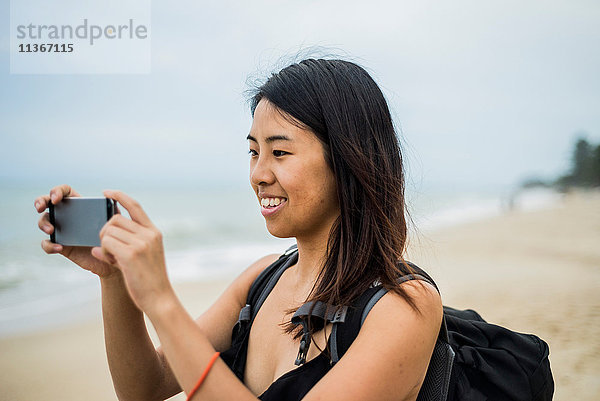 Junge Frau beim Fotografieren am Lammai-Strand  Koh Samui  Thailand