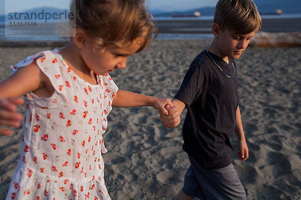 Am Strand spielende Kinder  Vancouver  Britisch-Kolumbien  Kanada