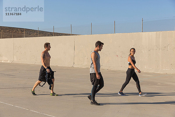 Athleten beim Gehen vor dem Training  Van Nuys  Kalifornien  USA