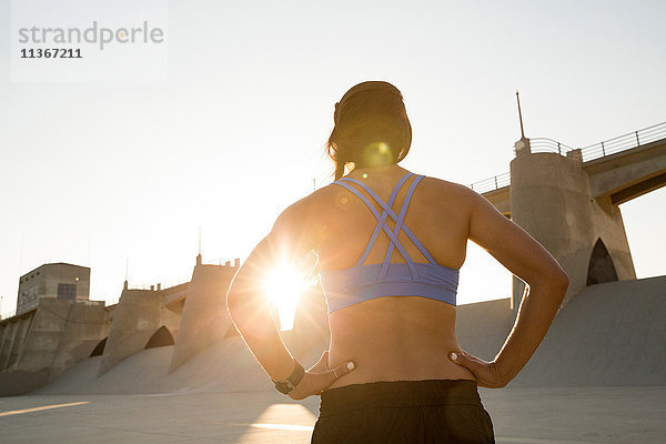 Weibliche Sportlerin bei Sonnenuntergang  Van Nuys  Kalifornien  USA