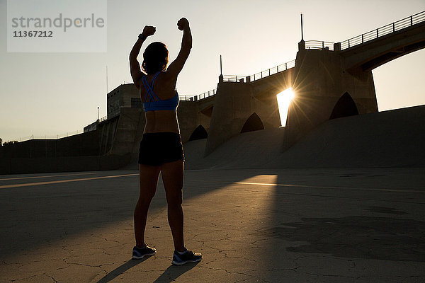 Weibliche Athletin beim Stretching bei Sonnenuntergang  Van Nuys  Kalifornien  USA