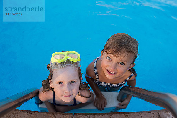 Porträt von zwei Mädchen im Schwimmbad