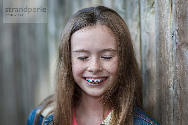 Bildnis eines Mädchens mit Zahnspange  Augen lächelnd geschlossen