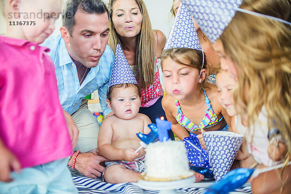 Familie bei Geburtstagsfeier