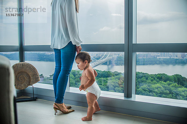 Mutter und Sohn am Fenster mit Blick auf die Bucht