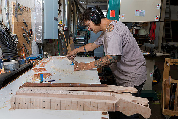 Gitarrenbauer bei der Herstellung von Gitarren in der Werkstatt