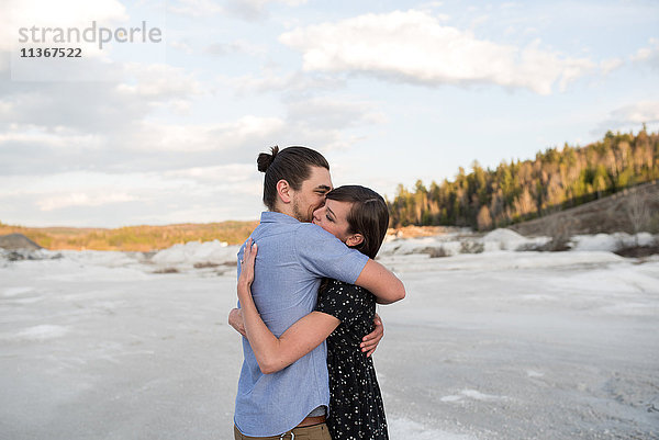 Ehepaar umarmt sich in schneebedeckter Landschaft  Ottawa  Ontario