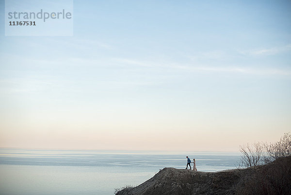 Ehepaar genießt Aussicht auf Klippe  Ottawa  Ontario