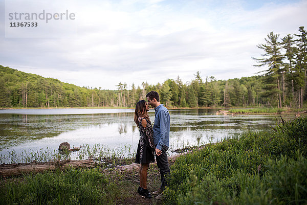 Nasenreiben eines Paares am See  Ottawa  Ontario