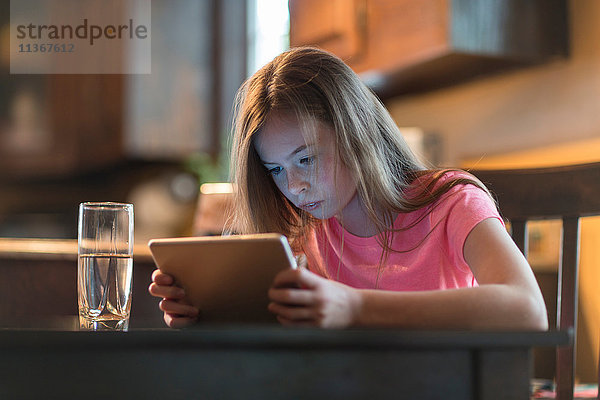 Mädchen benutzt digitales Tablett