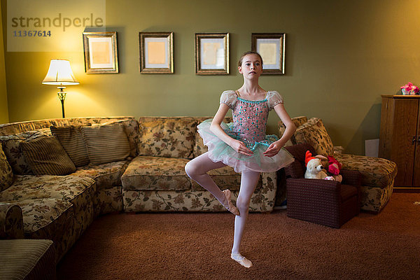 Mädchen im Wohnzimmer tanzt Ballett