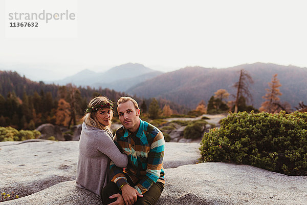 Auf Felsen in den Bergen sitzendes Ehepaar  Sequoia-Nationalpark  Kalifornien  USA