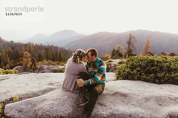 Auf Felsen in den Bergen sitzendes Ehepaar  Sequoia-Nationalpark  Kalifornien  USA
