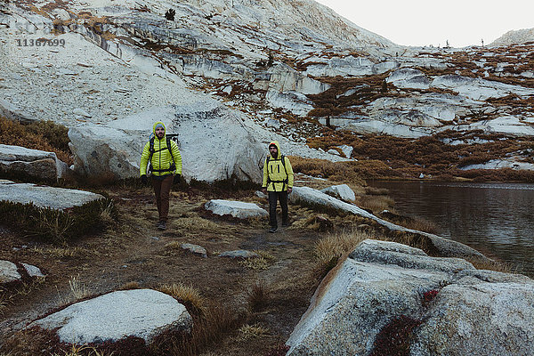 Zwei männliche Wanderer wandern am See  Mineral King  Sequoia National Park  Kalifornien  USA