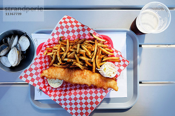 Draufsicht auf Fish and Chips auf Tablett mit Schale mit Jakobsmuscheln  Lunenburg  Neuschottland  Kanada