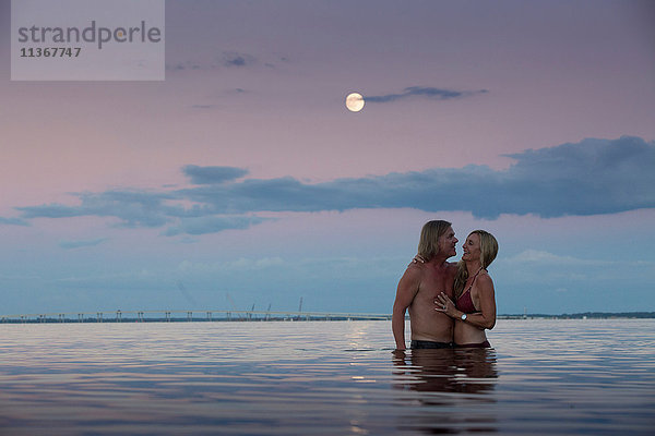 Romantisches reifes Paar im Meer in der Abenddämmerung  Santa Rosa Beach  Florida  USA