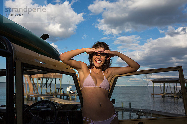 Porträt einer jungen Frau im Bikini  die die Augen am Pier abschirmt  Santa Rosa Beach  Florida  USA