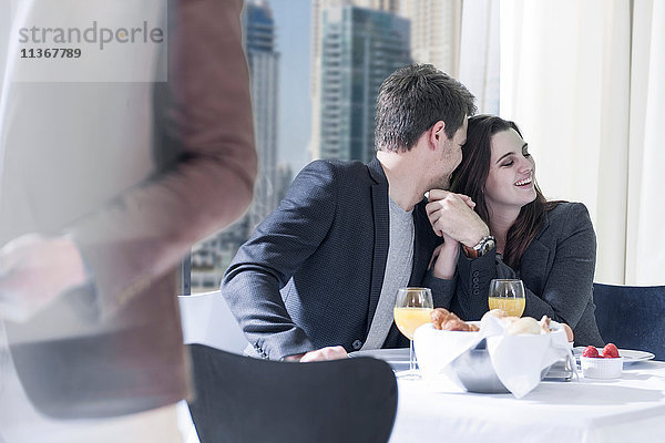 Romantisches junges Paar beim Frühstück im Hotelrestaurant
