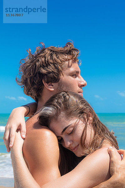 Junges Paar umarmt sich am Strand  Taiba  Ceara  Brasilien