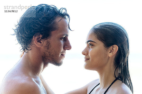 Junges Paar betrachtet sich gegenseitig am Strand  Taiba  Ceara  Brasilien