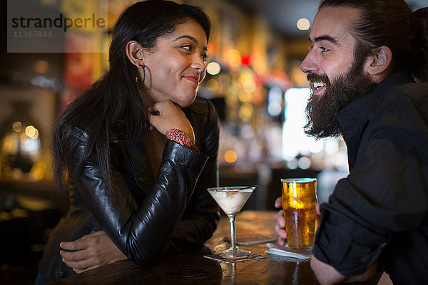 Romantisches junges Paar bei Cocktail und Bier in einer Gaststätte